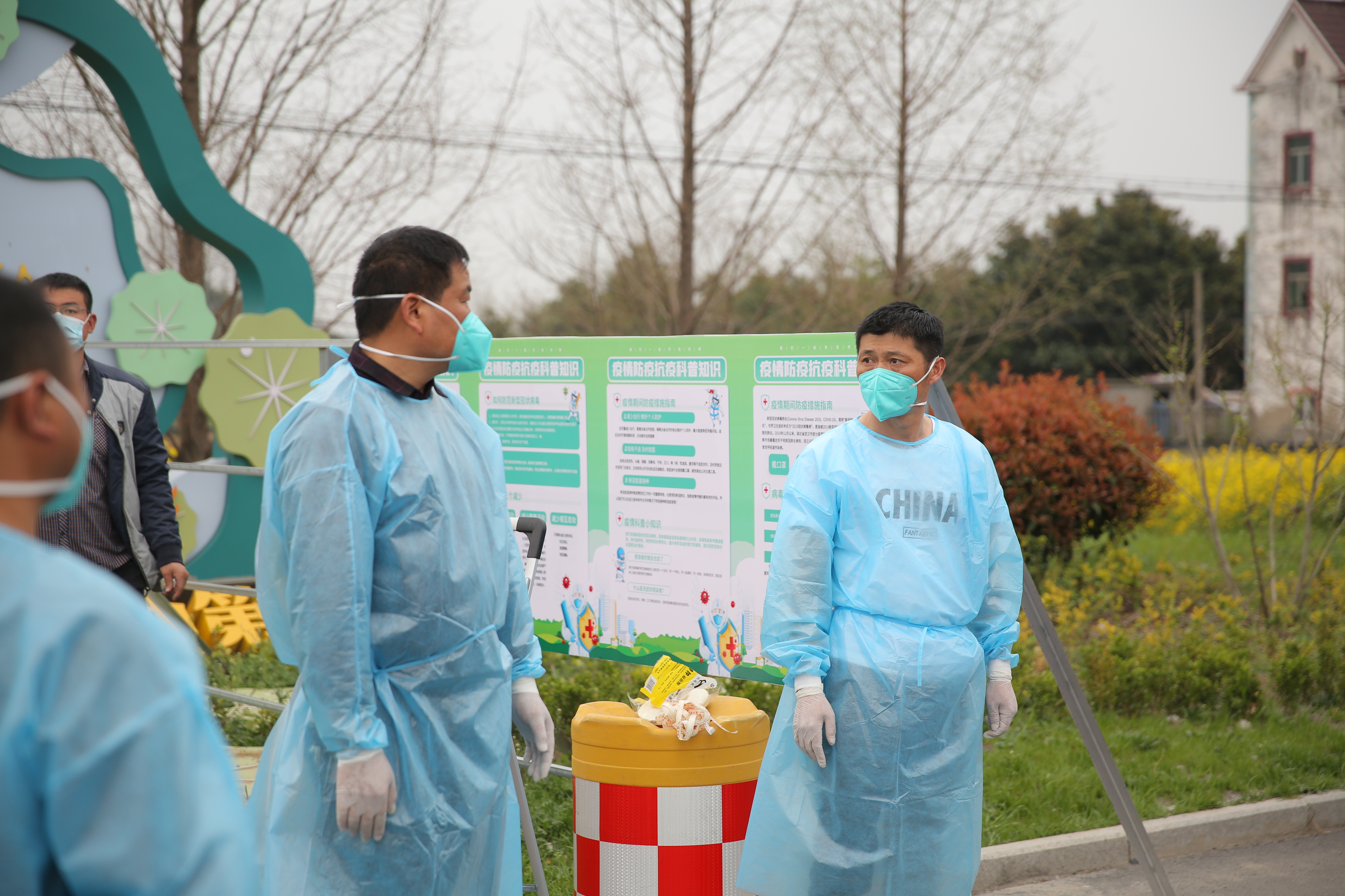 3月16日，国网当涂县供电公司志愿者前往当地管控区协助开展疫情防控工作。（唐铭/摄）