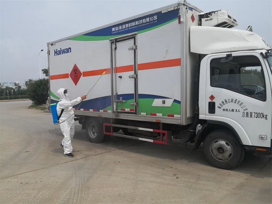 员工对入厂医废运输车进行消杀