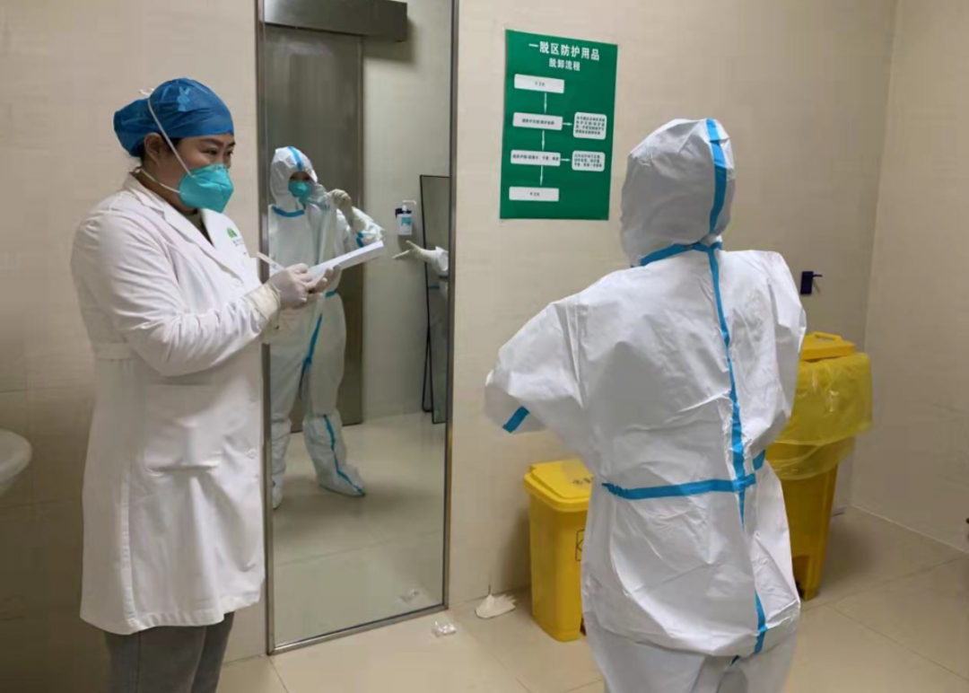 理论培训后,院内感染管理科组织进行了实操演练,进一步提升了应对新冠