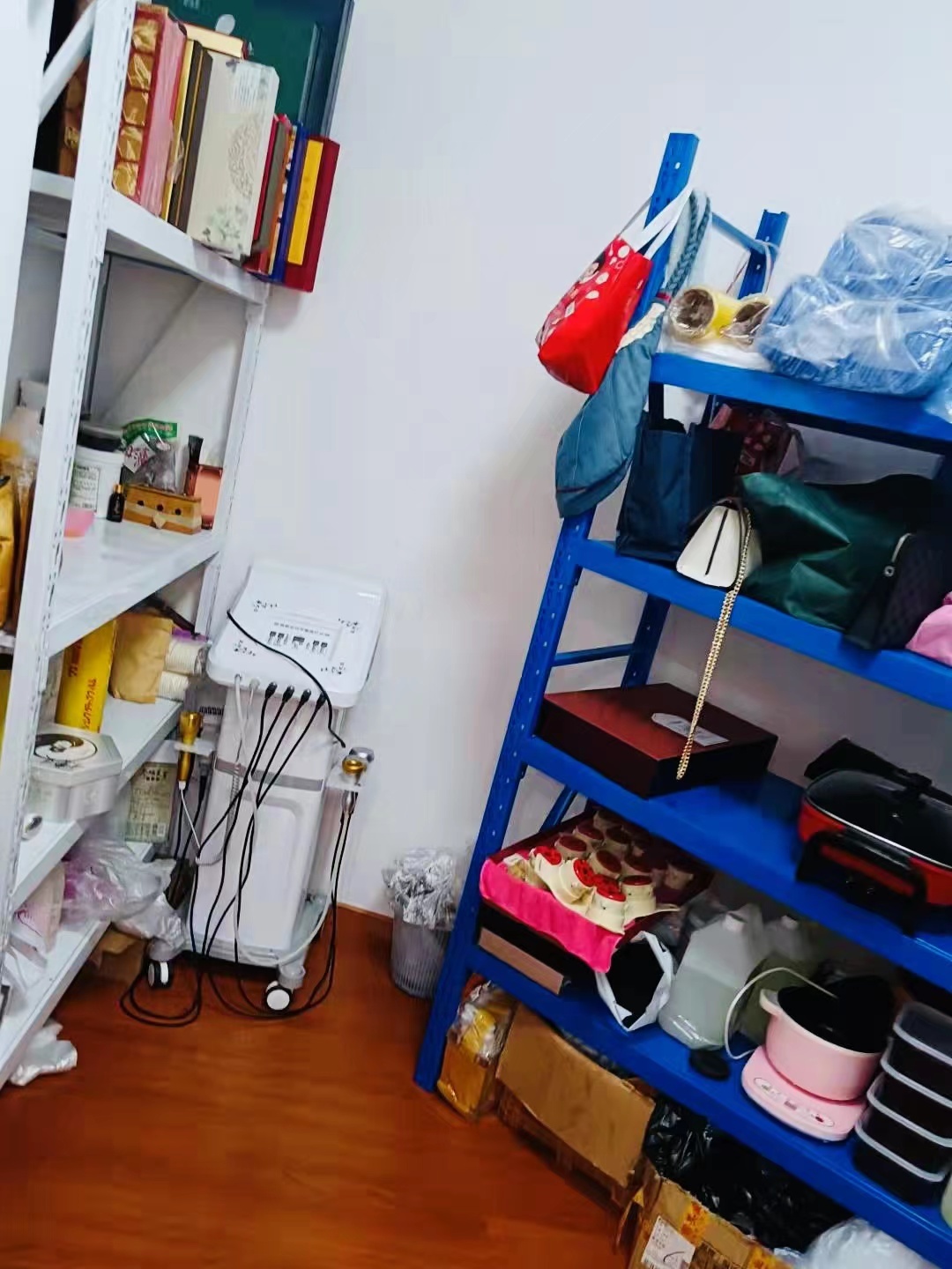 涉事养生馆内陈列的各类仪器  受访者 供图