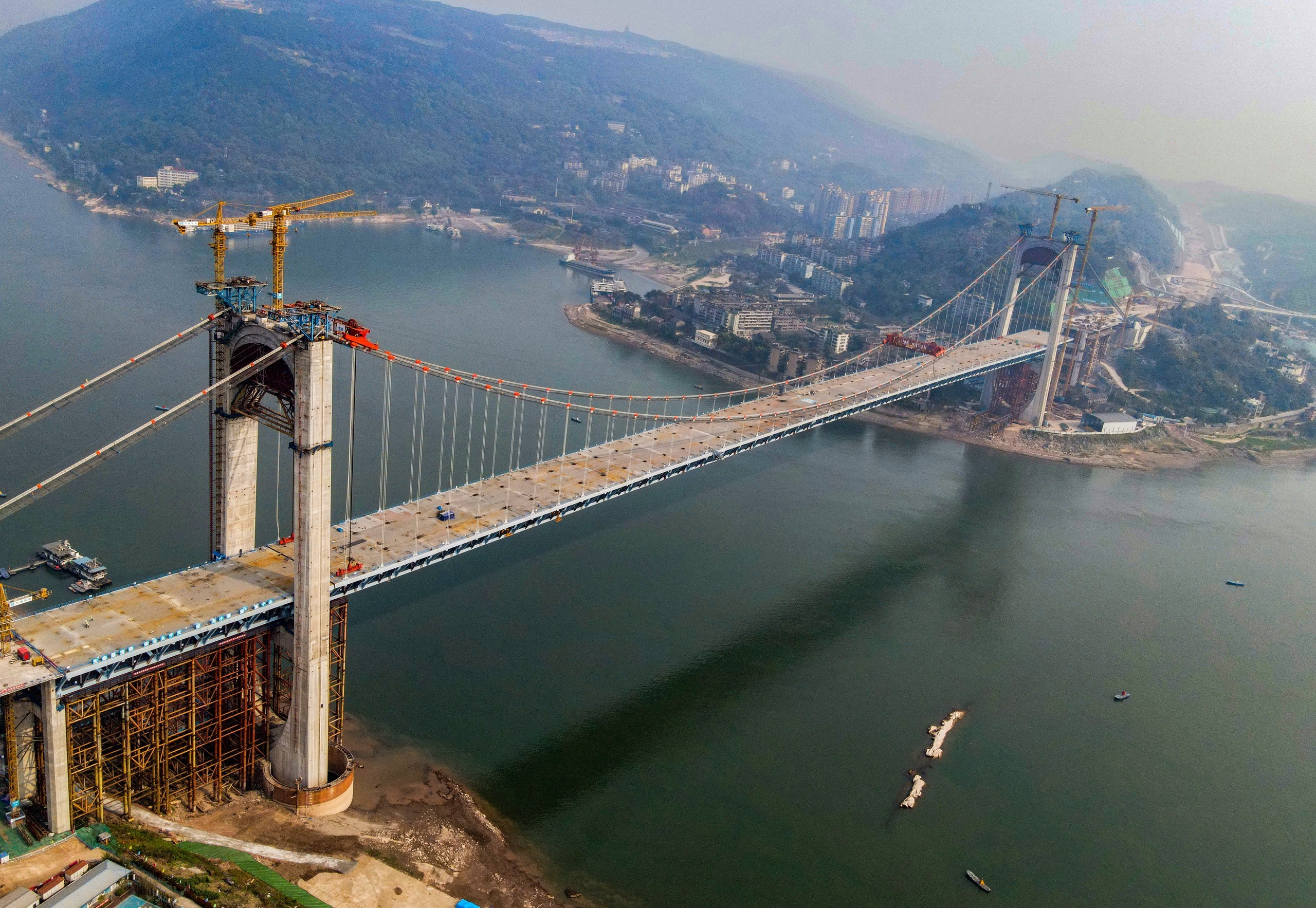 有限公司承建的国内最大跨度公轨两用悬索桥——郭家沱长江大桥合龙