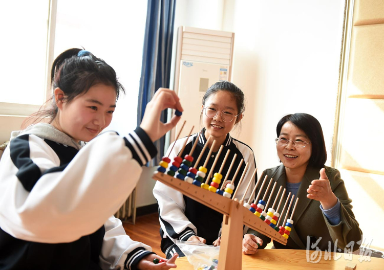 2022年3月3日,河北省霸州市职成教育总校幼儿保育专业学生在上蒙氏教法课。河北日报记者赵永辉摄影报道