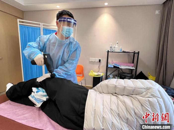 张璐(左)为中国奥运选手提供物理治疗服务 国家体育总局训练局供图
