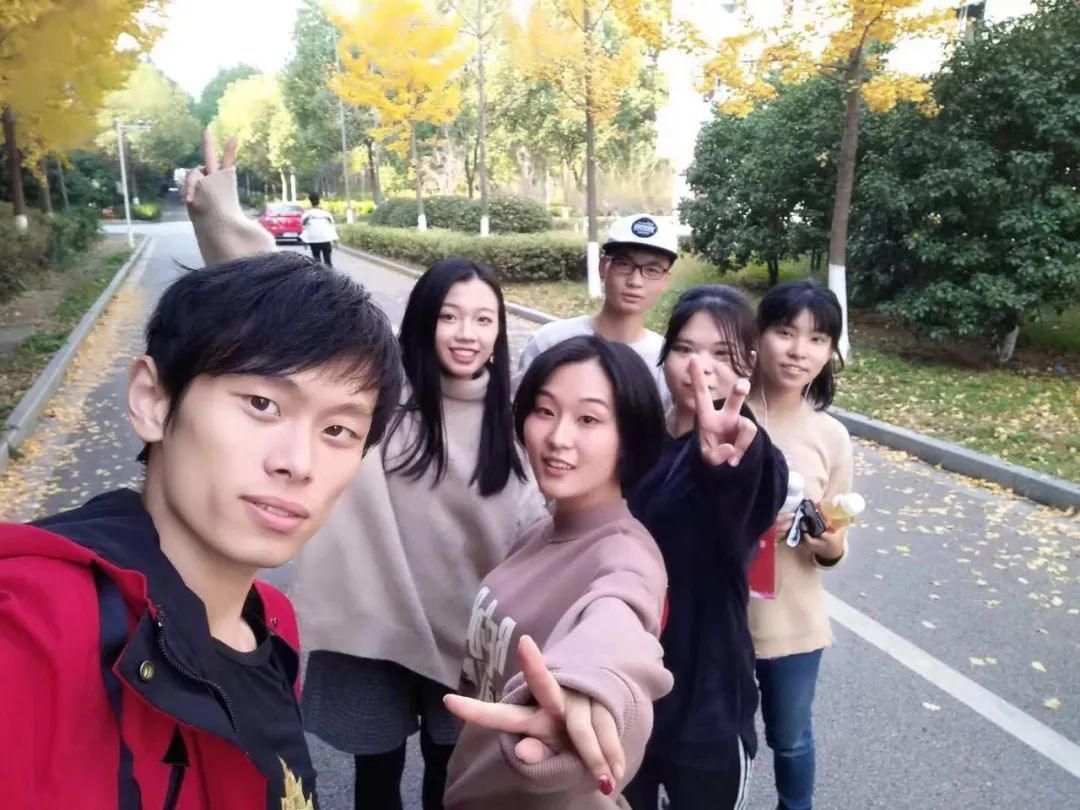 陆杨添（左一）参与轮滑社