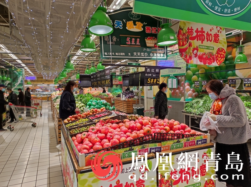 市民在商场有序采购所需商品。