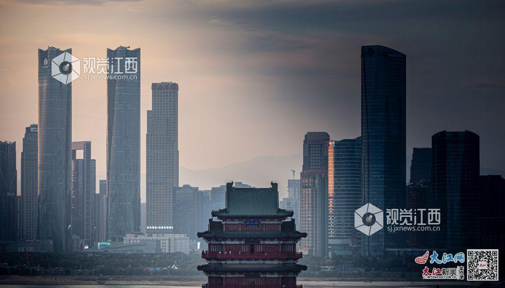 2021年11月14日，南昌市红谷滩区夜景迷人。（视觉江西 邓龙龙 摄）