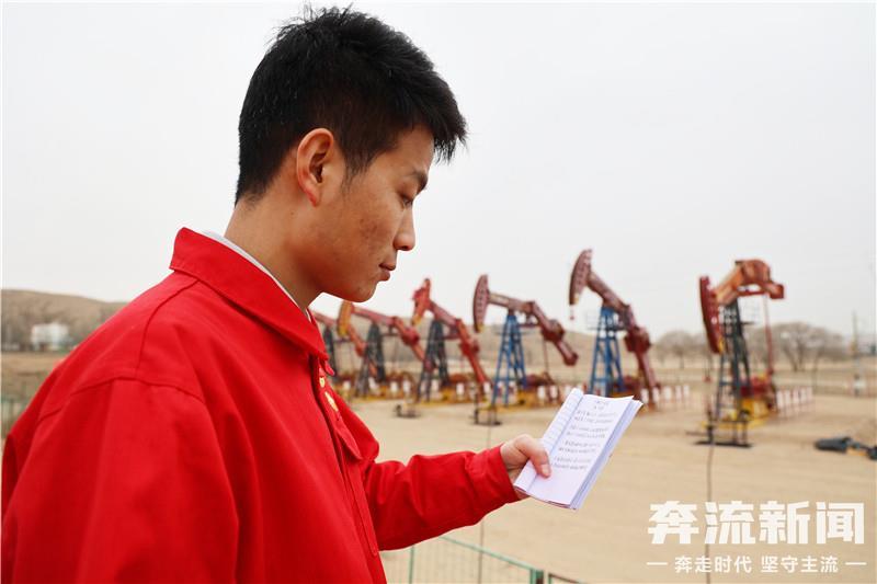 ▲王军在油区背诗