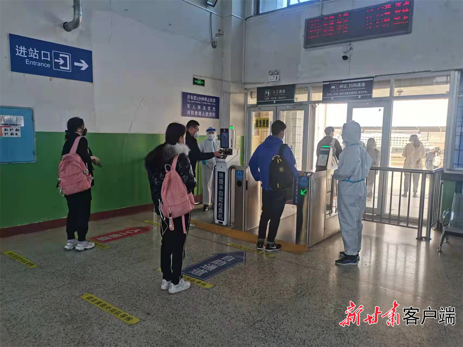 旅客有序排队进站 王富泽 摄