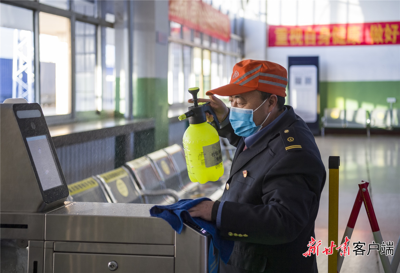 兰州车务段景泰车间党支部书记王朝晖在进行消杀工作 王富泽 摄