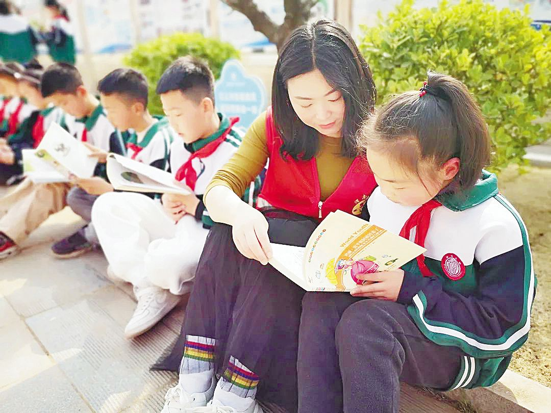 助力书香校园建设,3月10日,渭南市图书馆流动图书车服务活动走进临渭