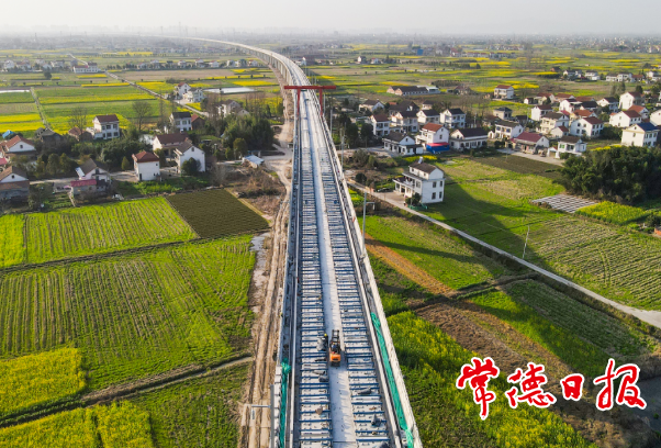 3月8日,常益長高鐵蘆荻山鄉路段正進行橋面無砟軌道施工,與沿線的綠色