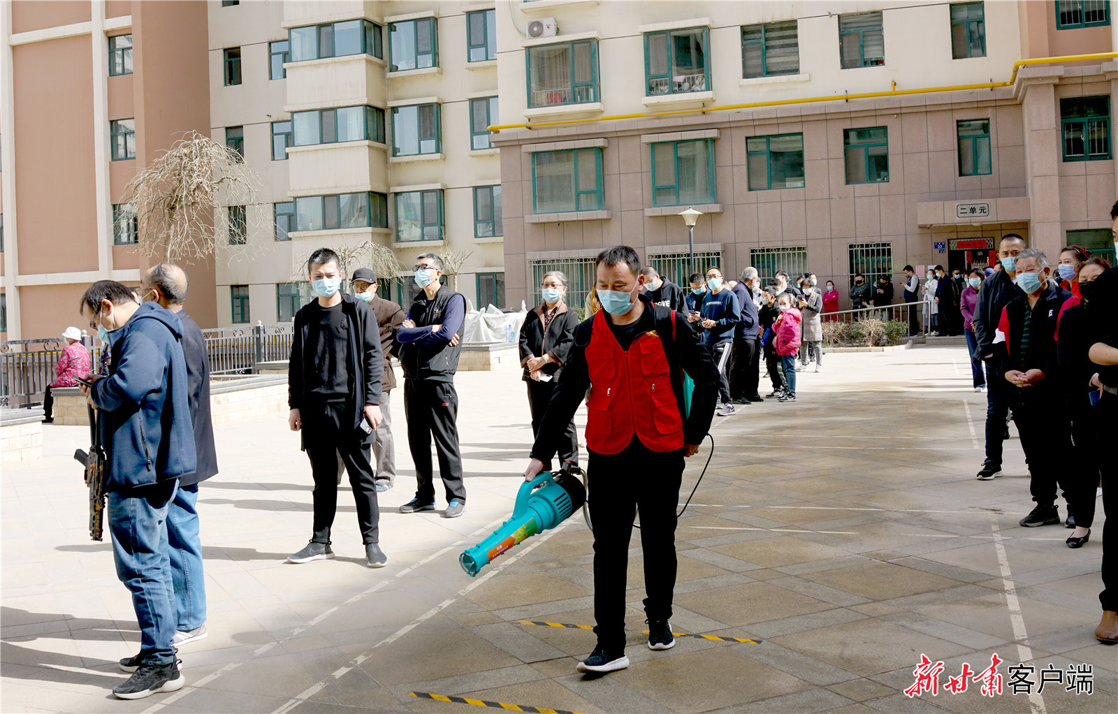 甘报社住宅小区物业人员在做消杀工作