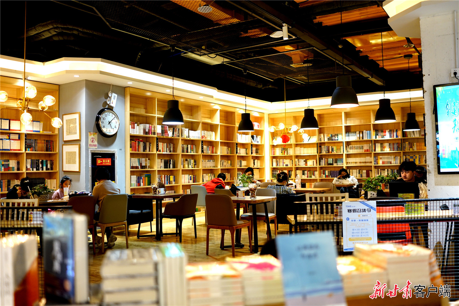 兰州广场书城里市民保持距离看书学习