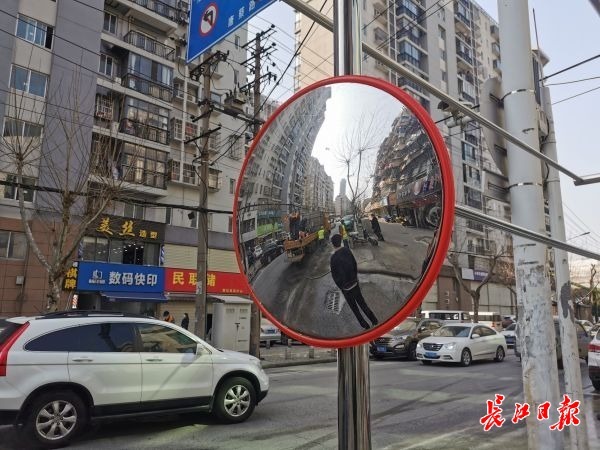 三峡大院小区门口,居民自发设置了反光镜。记者孙笑天 摄