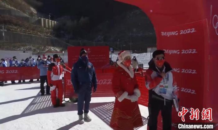 何璘瑄(右一)、志愿者李宇星(左一)进行仪式前确认程序 国家体育总局训练局供图