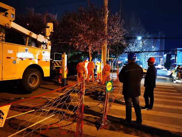 3月17日，公司组织带电作业人员对位于蒙城县10千伏涡河路03线的线路故障进行抢修。