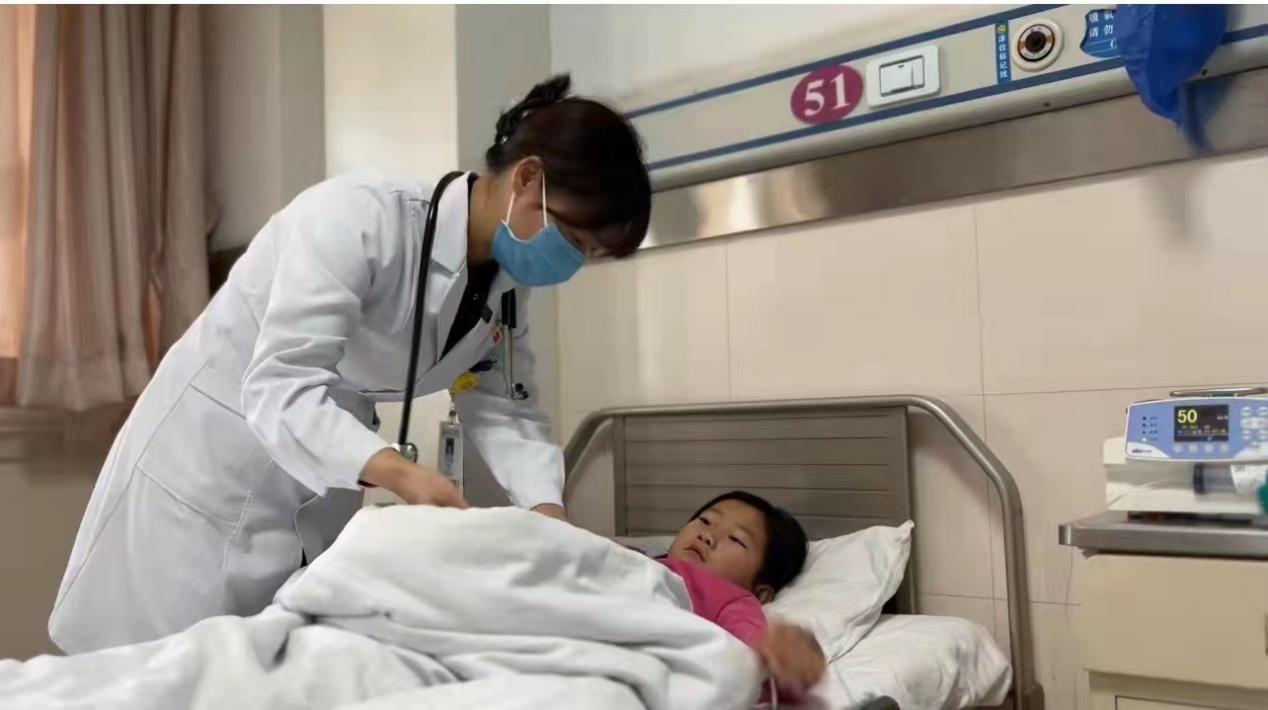 西安市儿童医院感染三科主任刘小乖在查房