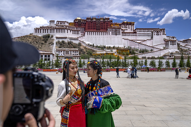 2021年6月1日,西藏拉萨,游客游览布达拉宫.视觉中国 图