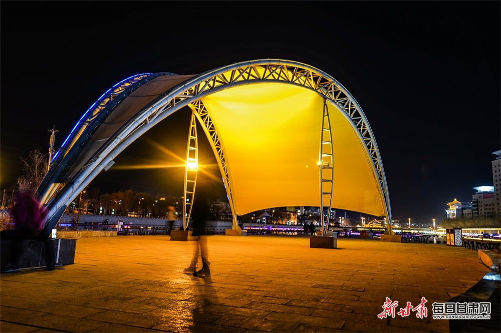 3月10日，游客和敦煌市民在党河风情线休闲漫步。