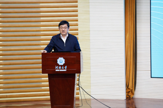 在长江大讲堂上，中国工程院院士、河海大学党委书记唐洪武发言