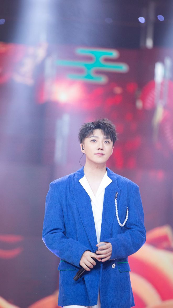 士大夫乐团,邓见超,曾咏欣合唱央视晚会《新春的交响》_凤凰网音乐