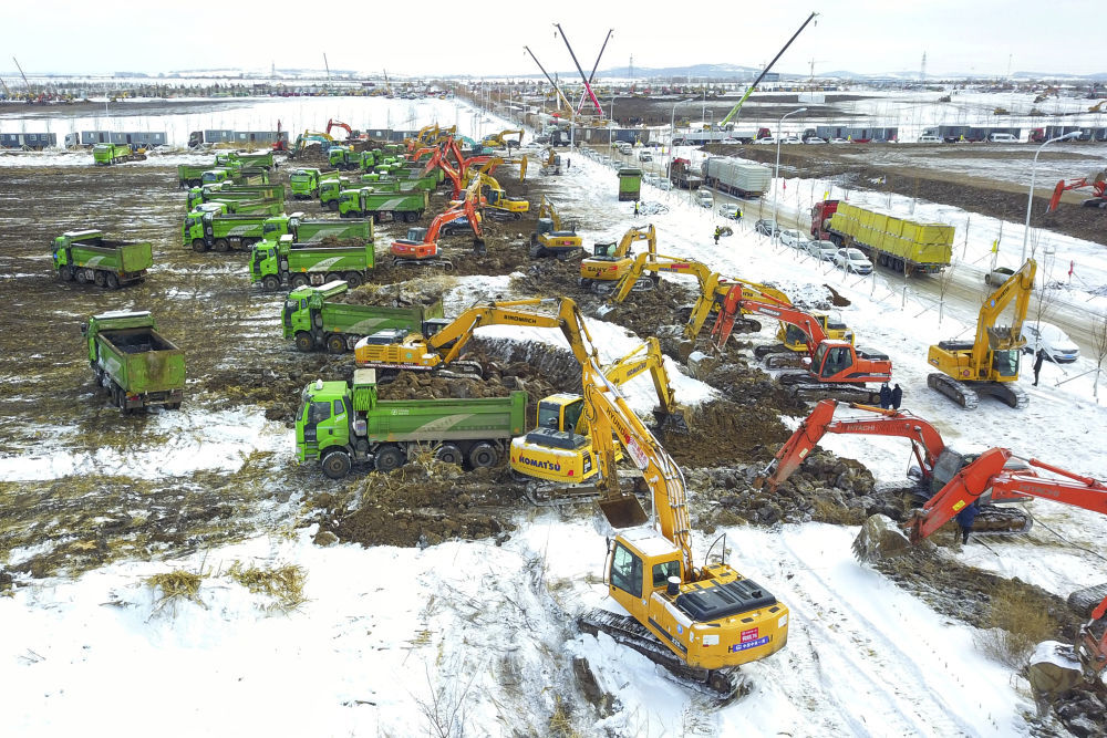 3月16日,工人在进行兴隆山保税区方舱隔离点一期施工建设(无人机照片)