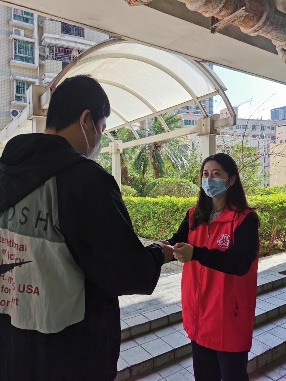 “税务蓝”融入“志愿红”，成为春日鹏城最靓丽的一道风景