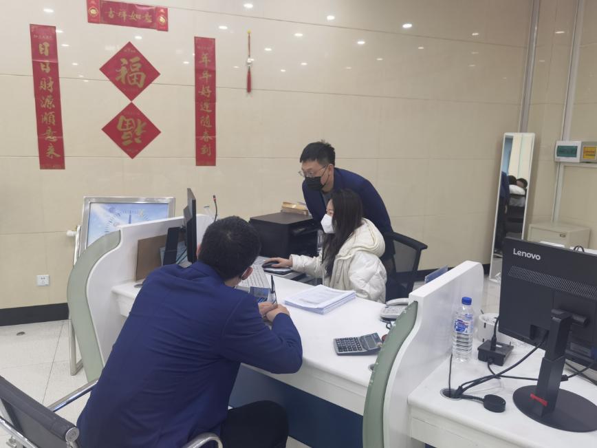 交通银行长春汽车城支行员工进行系统操作