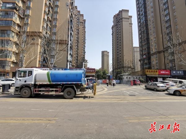 硚口区丰美路一小区门口两侧违停车辆遮挡外出车辆视线。记者孙笑天 摄