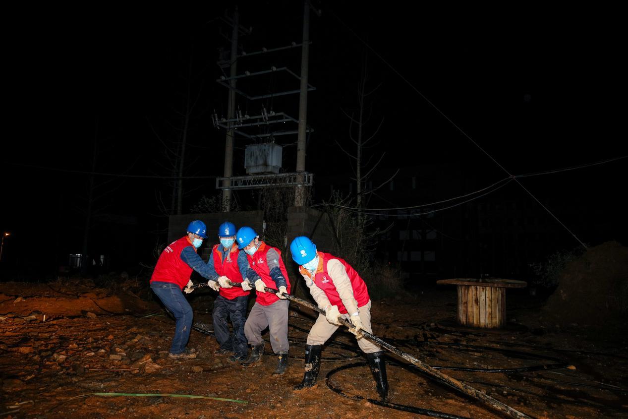 图：铜陵义安区公司党员服务队紧急开展隔离点接电工作