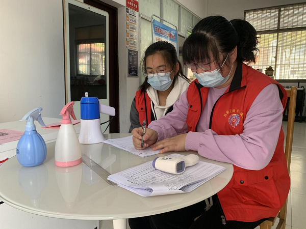 江苏靖江"志愿红 飘扬在防疫最前沿