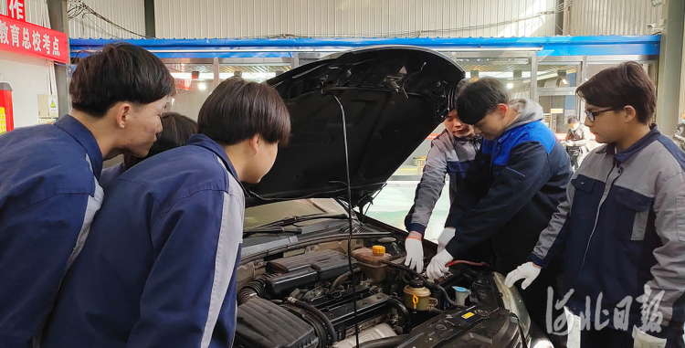2022年3月3日,河北省霸州市职成教育总校汽车运用与维修专业学生在上汽车维修课。河北日报记者赵永辉摄影报道
