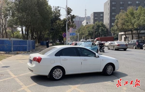 东西湖区美联德玛假日小区出口外,车辆停放遮挡视线。记者杨荣峰 摄