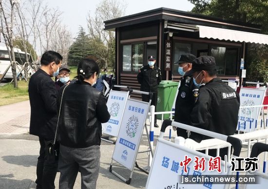 3月16日,扬州民众佩戴口罩,主动出示预约码、健康码、行程码,测体温,扫扬城码入扬州墓园祭奠先人。