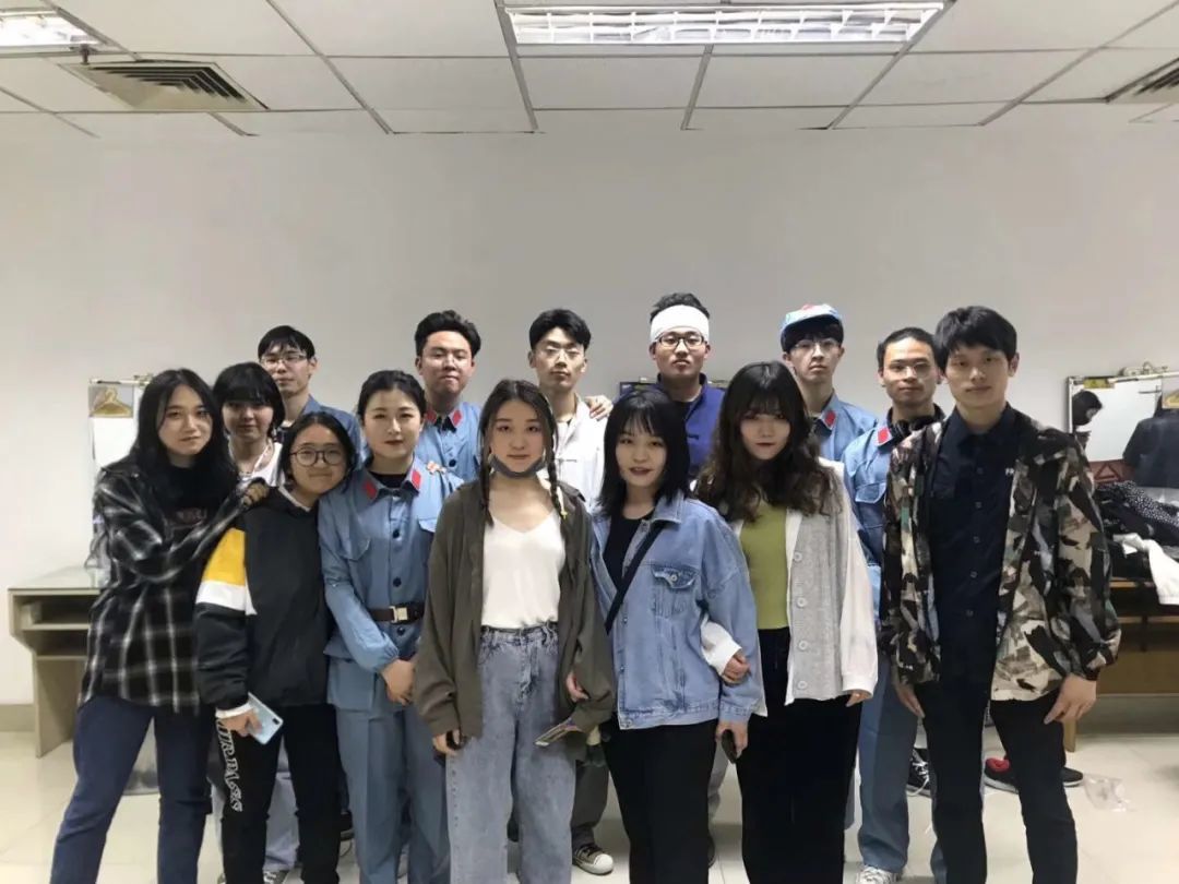 陆杨添（右一）带领部门参加表彰大会