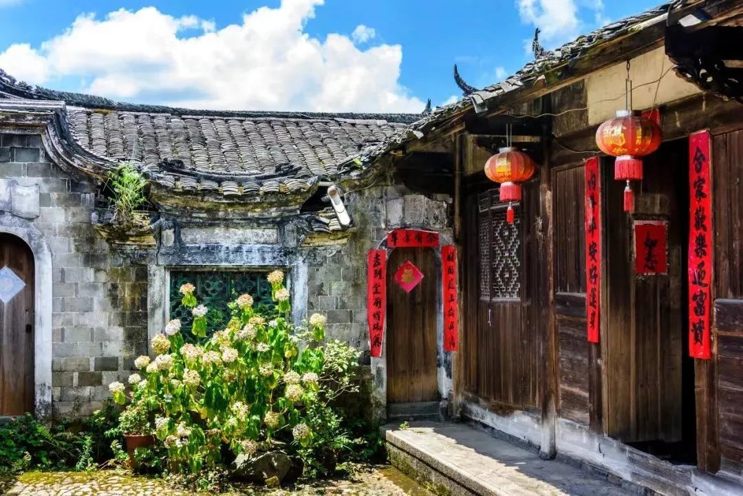 《【摩登手机客户端登录】被偏爱的宝藏小城，藏着中国最美樱花地，这几天刷爆全网》