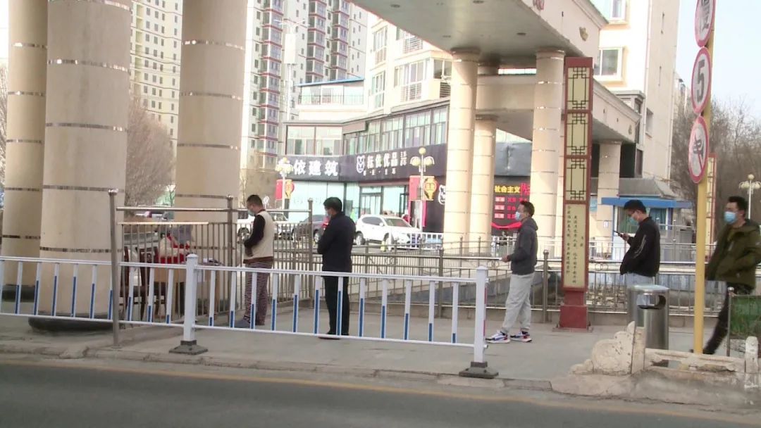 白银区纺织路街道狄家台社区党委书记李建满说:"我们的网格员针对重点