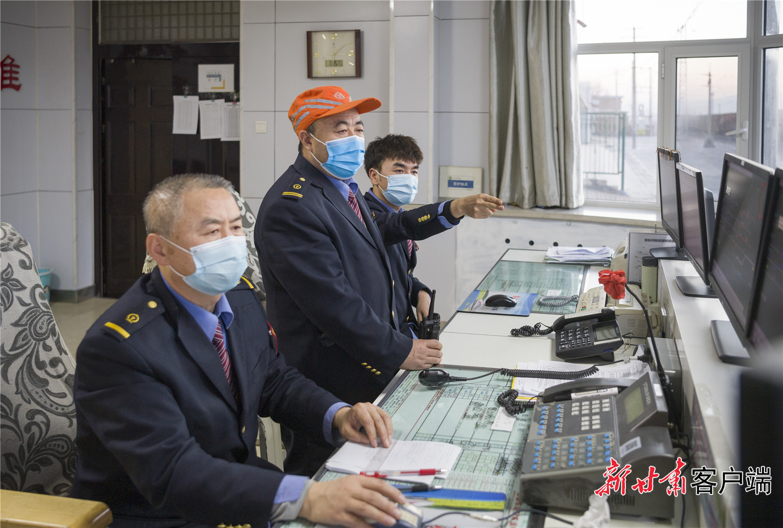 兰州车务段景泰车站内，工作人员坚守岗位。王富泽 摄