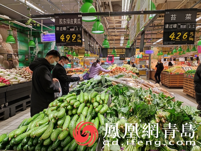 市民在商场有序采购所需商品。