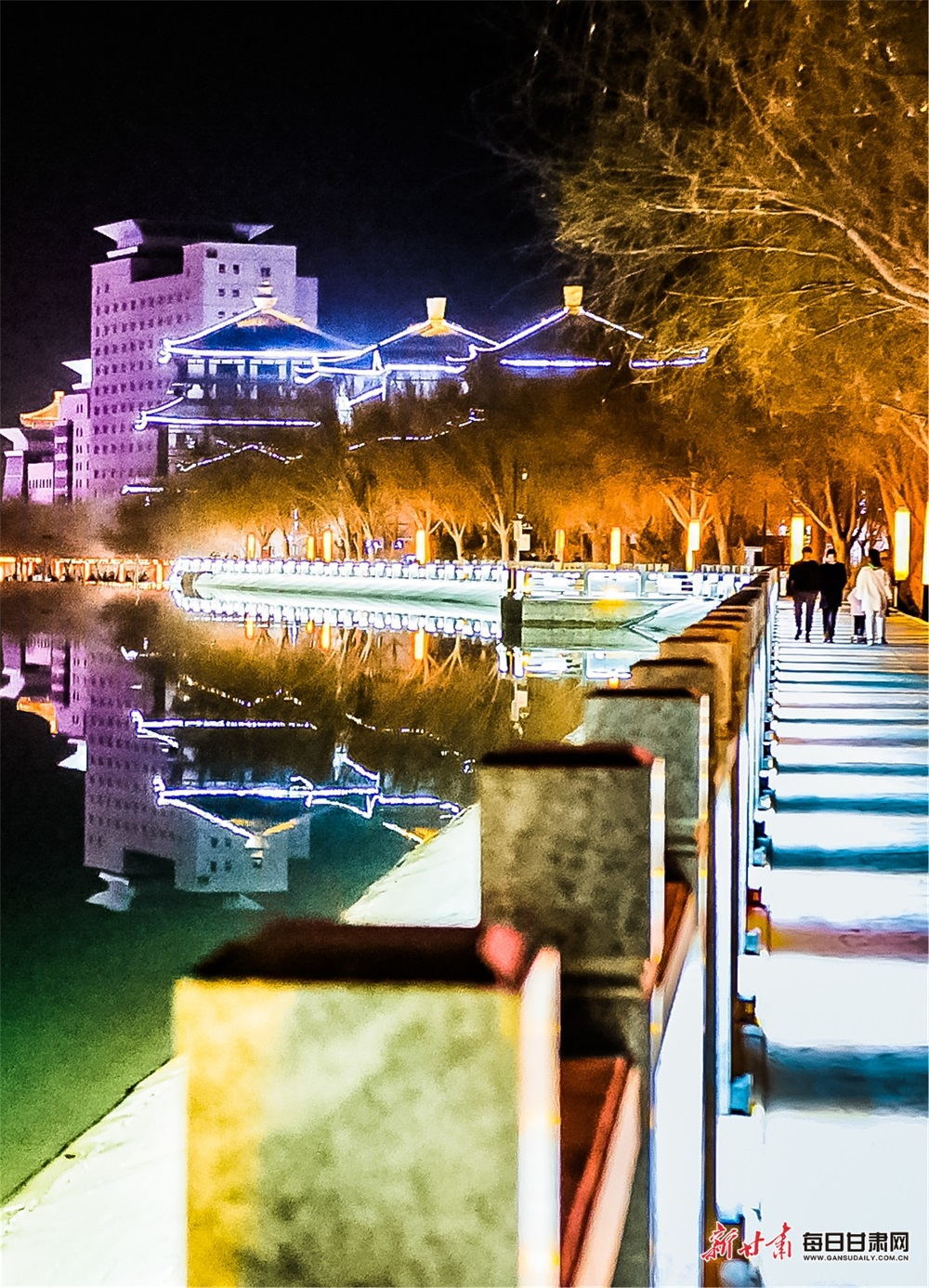 3月10日，游客和敦煌市民在党河风情线休闲漫步。
