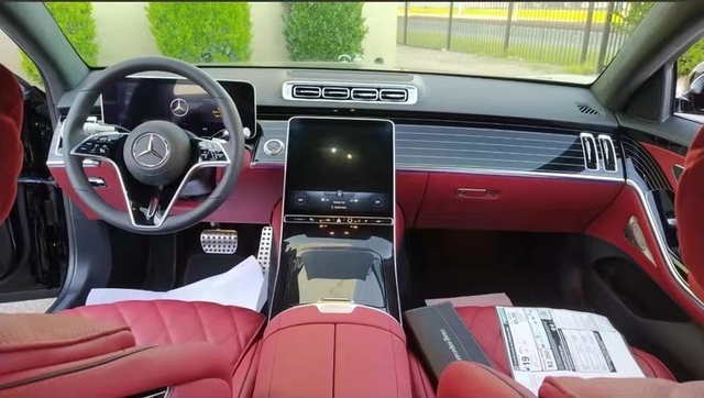 2022款奔驰s580的内饰走的是科技路线,新车采用了三幅式的全新造型的