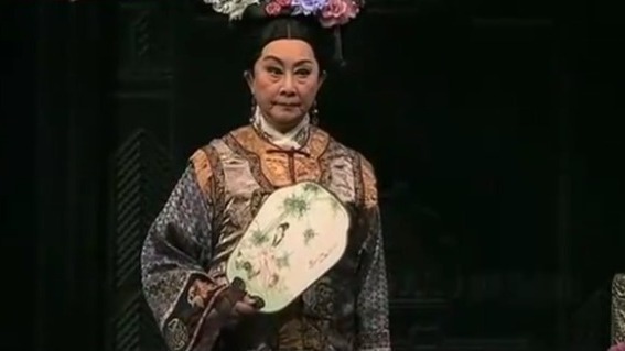 何冀平是如何将中西文化融入作品中的？