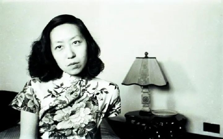 约1947年夏，张爱玲于爱林登公寓室内