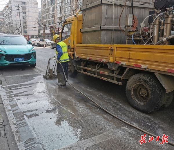 11日上午,工作人员擦除三峡大院门口的一个停车位,留出安全视距。记者孙笑天 摄