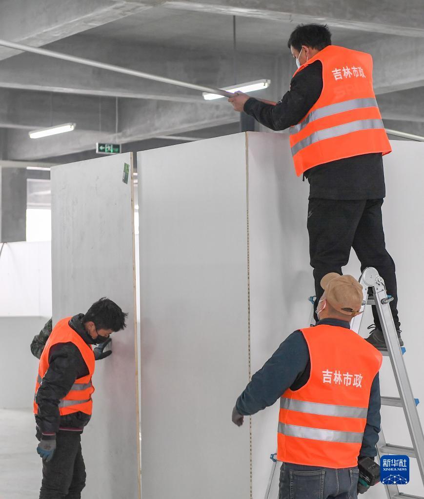 3月12日，工人在正在建设的吉林市第四所方舱医院——高新区中泰驾校方舱医院内施工。
