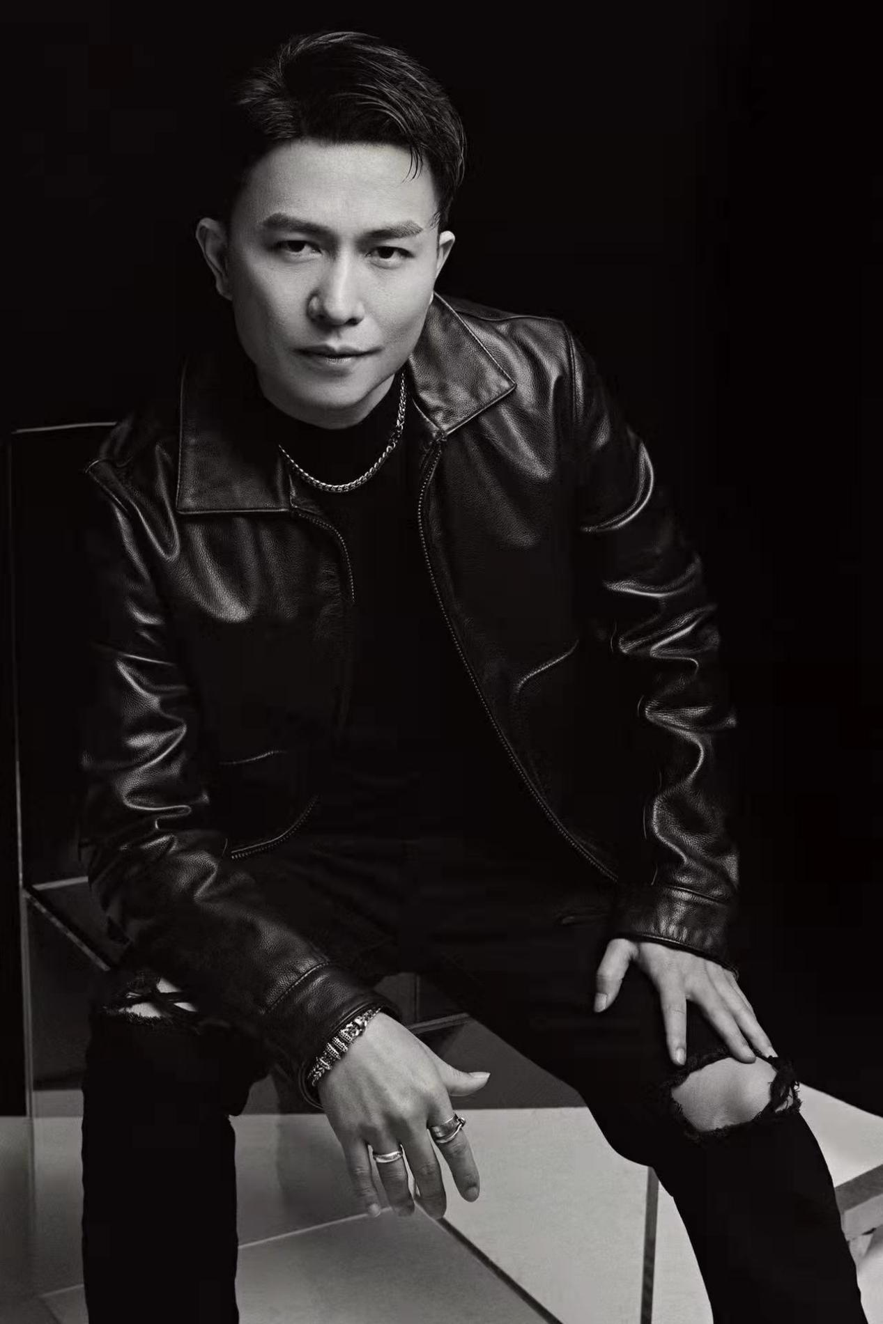 欢子2022最新写真眼神坚毅黑白风尽显硬汉之气