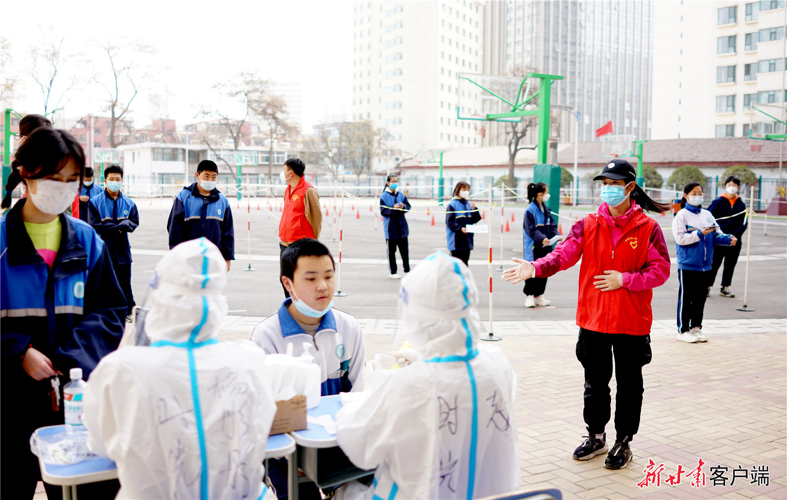 兰州八中师生有序做核酸检测