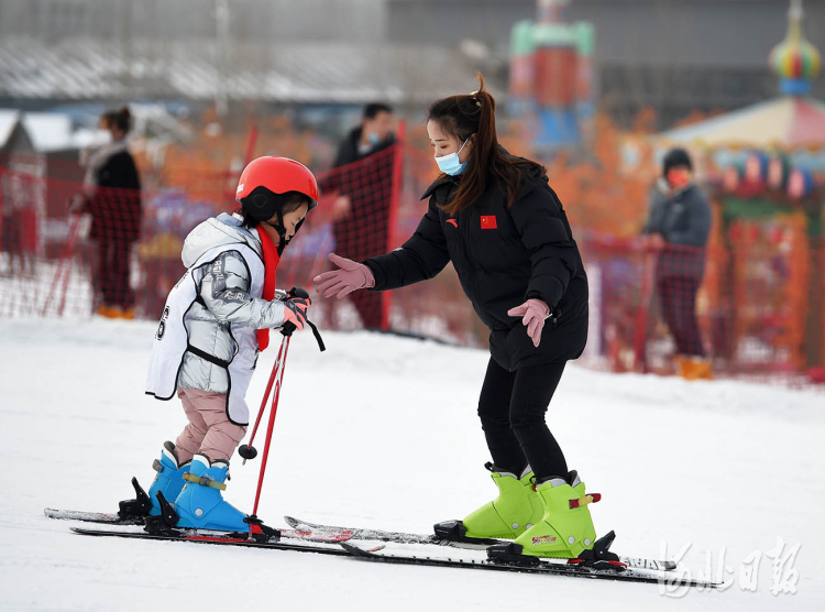 河北省邢台市南和区贾宋镇嘉年华滑雪场,小朋友在体验滑雪乐趣.