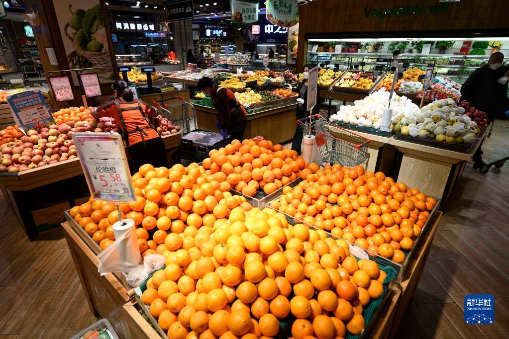 3月17日,市民在长春一超市选购水果.