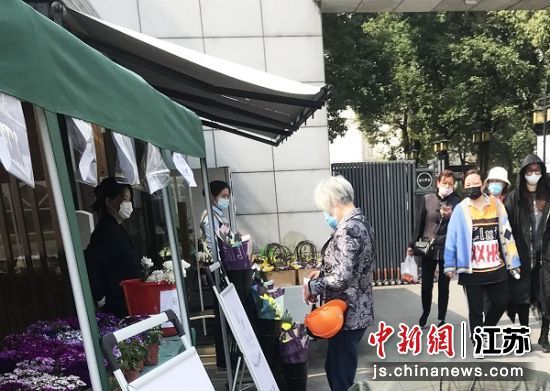 扬州墓园鼓励民众采用敬献鲜花、植树绿化等文明祭扫的方式缅怀故人。